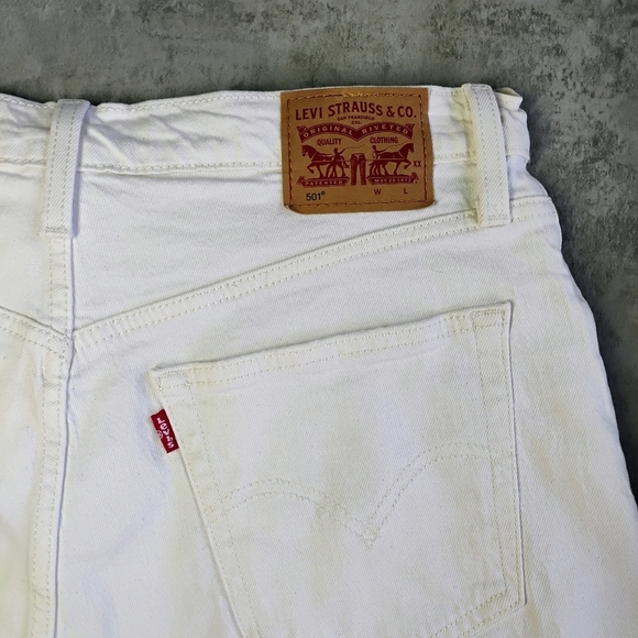 Levi's 501 Distressed Denim Shorts Womens 31 Waist White Button Fly 2" Inseam - Picture 5 of 12